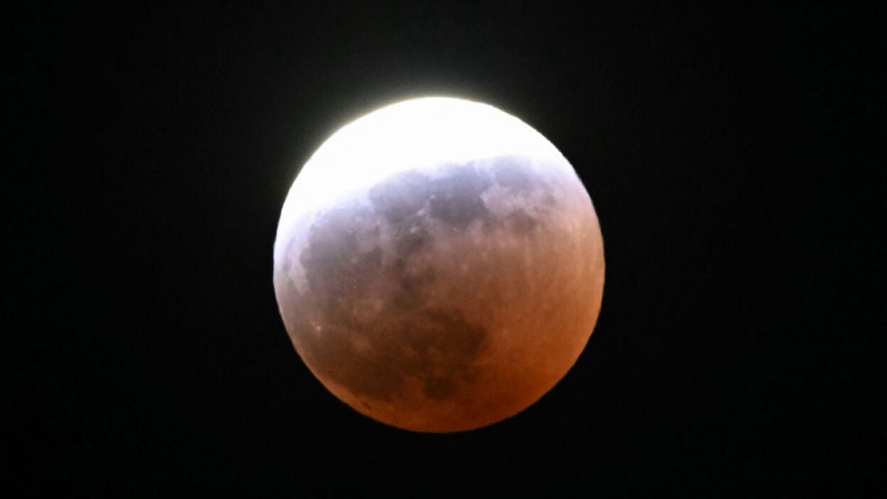 Observing the orange-red color of a partial lunar eclipse